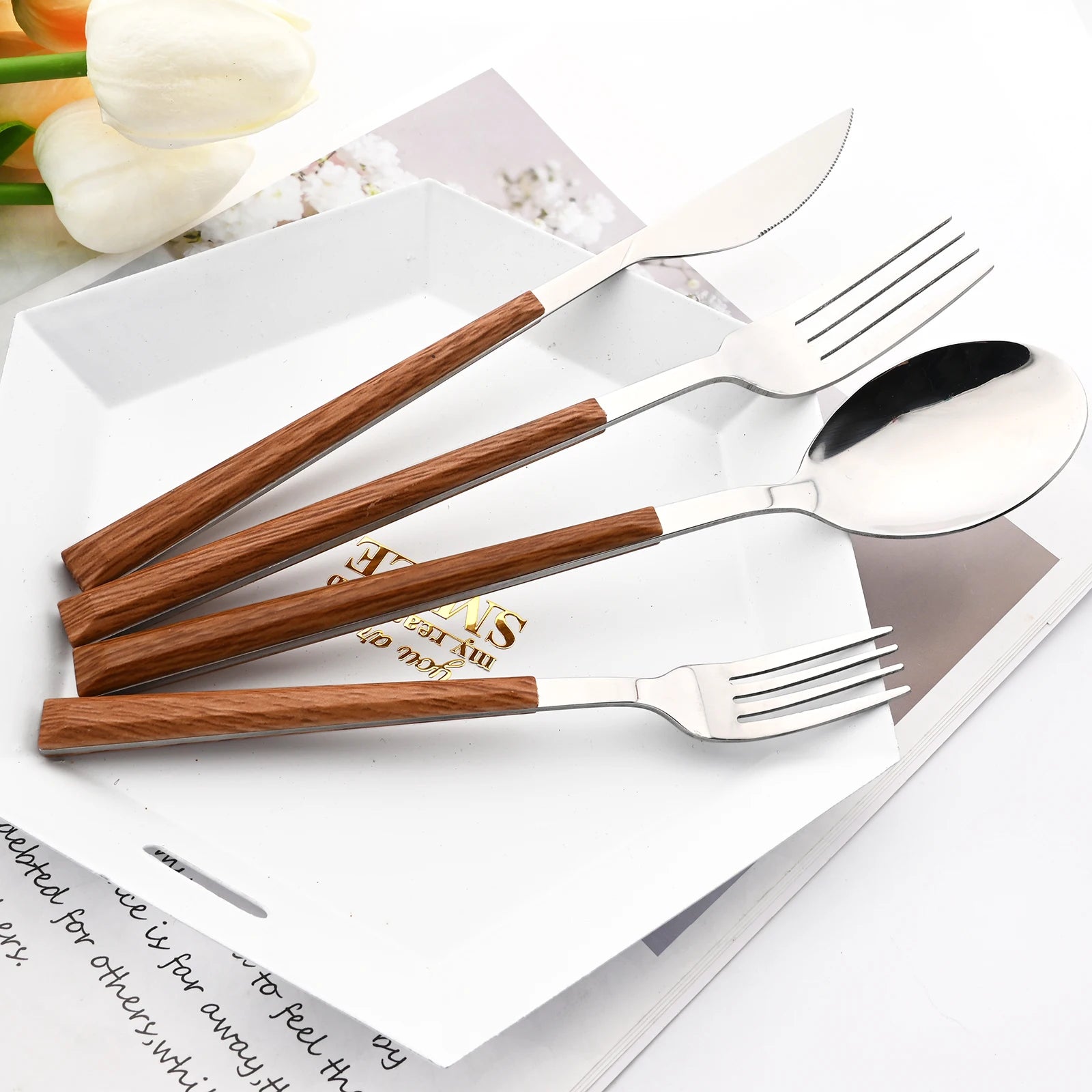 Set di posate in acciaio inossidabile con manico in finto legno